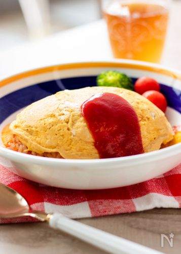 オムライスの献立 15選 付け合わせに最適 スープに副菜 和風レシピも レシピサイトnadia