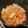 やみつき!「新玉ねぎと鶏むね肉のガーリックバターポン酢炒め」の工程4