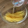 【人気のトマトクリームパスタ】電子レンジで簡単レシピ♪の工程2
