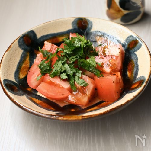 5分で完成！大葉とオリーブ香るトマトサラダ