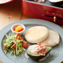 ホットプレートで！『アボカドエッグボートのベーコンのせ』