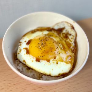 りりの作ってみた!投稿(甘辛いタレが最高！目玉焼きごはん)