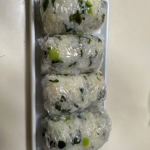 1269578えつこの作ってみた!投稿(【小松菜とわかめの混ぜおにぎり】炊いたごはんに混ぜるだけ！)