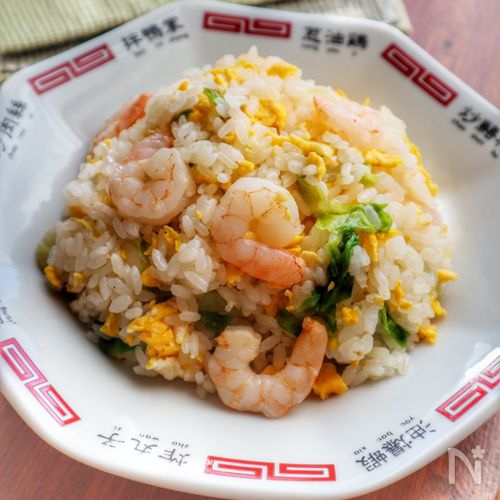 冷凍えびで手軽に♪えびとレタスのチャーハン
