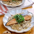 大葉を添えた『鮭のソテーおろしきのこソース』
