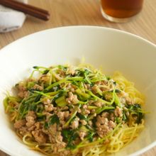 豆苗と豚ひき肉のあんかけ焼きそば