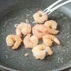 【ワンパン10分で濃厚♪】海老とバジルのクリームパスタの工程1