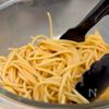 パパっと和えるだけ✨簡単しらすバター醤油パスタの工程3
