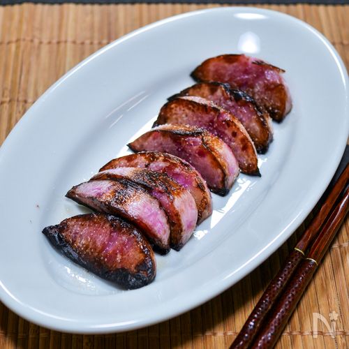 蕪をシンプルに味わう「紫蕪のオリーブオイル塩焼き」