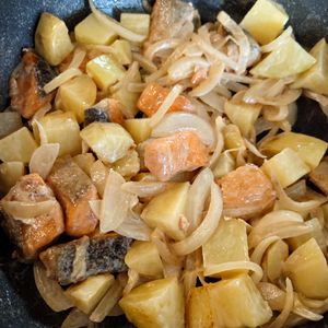 ヒラメの作ってみた!投稿(鮭とじゃがいものめんつゆマヨ炒め)