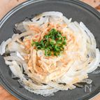 切って盛るだけ！驚くほど簡単♪新玉ねぎと油揚げのサラダ
