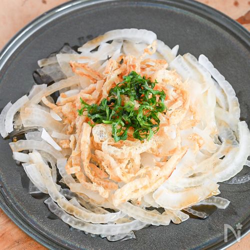 切って盛るだけ！驚くほど簡単♪新玉ねぎと油揚げのサラダ
