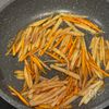シャキうま！【じゃがいもとにんじんのソースきんぴら】の工程2