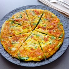 【子供もパクパク！】ゴーヤとカニカマのチーズオムレツ