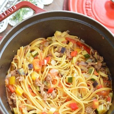 材料全部入れて煮るだけ！夏野菜ミートソースのワンポットパスタ