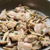 【冷凍作り置き】鶏としめじの洋風炒めの工程3