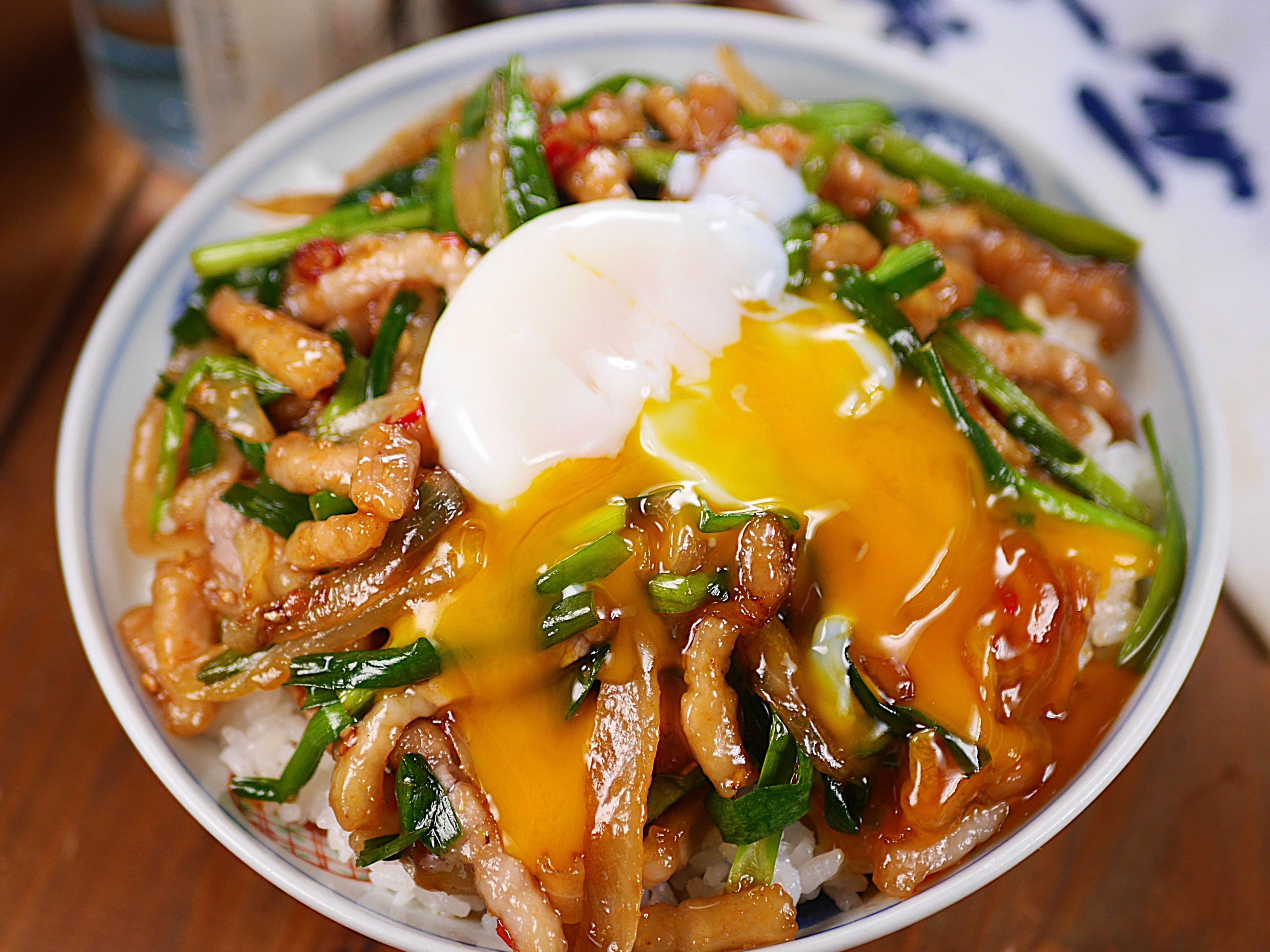 行列のどんぶり亭の🍚タレを極めた⭐豚にら焼肉スタミナ丼🤩 | レシピ