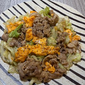 楽ラク手抜キッチン🐶🐾の作ってみた!投稿(調味料２つ！豚こまとキャベツのオイマヨ卵炒め)