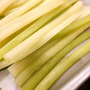 1032950の作ってみた!投稿(色よく風味豊かに！『ふきの下ごしらえ』ふきご飯やに煮物にも♪)
