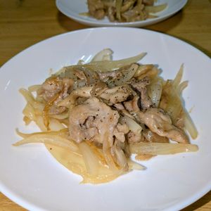 joe sanの作ってみた!投稿(新玉ねぎが美味しい！豚こまと新玉ねぎのチーズ炒め)