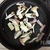 ワンパン！本鶏だしde濃厚！きのこのスープパスタの工程1