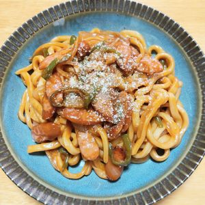 よっこの作ってみた!投稿(どこか懐かしい味♡お肉と野菜の旨味たっぷりうどんナポリタン)