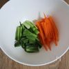 彩り豊か♪ちくわ小松菜にんじんの甘辛炒めの下準備