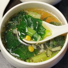 コーン入りで子どもも喜ぶ♪【小松菜とコーンのスープ】