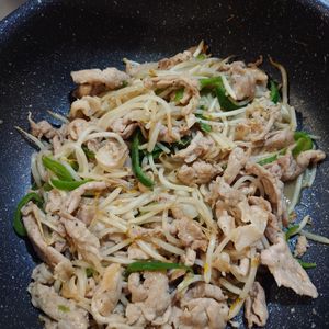 海の作ってみた!投稿(パパッと簡単おかず！豚こまもやしの中華風ペッパー炒め)