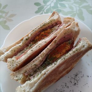 KUMIKOの作ってみた!投稿(フライパンで簡単カフェ風【とろけるハムチーズのホットサンド】)
