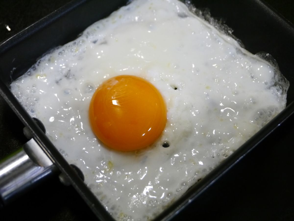目玉焼き好き 本日のまかない みま焼そばモダン 山盛りネギ、半熟目玉焼きトッピング