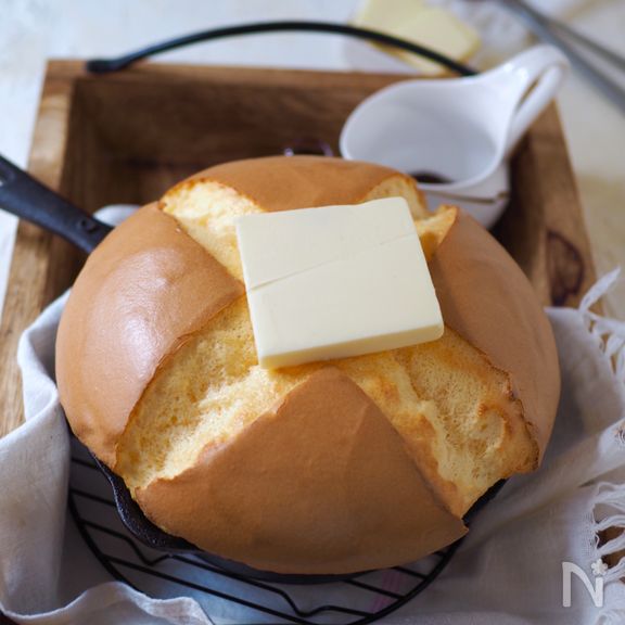 ふっくら熱々！カステラ・パンケーキ【材料4つ・簡単】