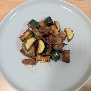 ゆいの作ってみた!投稿(【豚バラと厚切りズッキーニのにんにく醤油炒め】食材２つで！)
