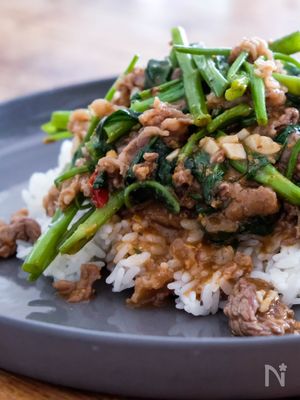 沙茶牛肉と空芯菜のあんかけご飯