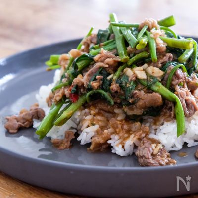 沙茶牛肉と空芯菜のあんかけご飯