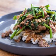 沙茶牛肉と空芯菜のあんかけご飯