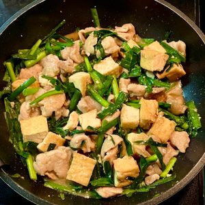 くわちぃの作ってみた!投稿(行列の定食屋さんの🍚ニラと厚揚げの☆豚のしょうが焼き🤩)