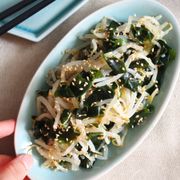 ＼抱えて食べたい♪／もやしとわかめの簡単ナムル