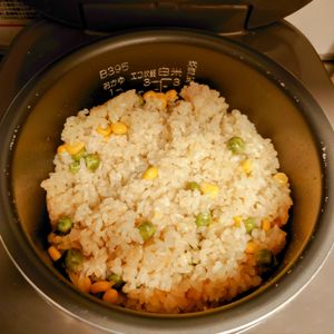 にゃんこさん🐱の作ってみた!投稿(とうもろこしと青えんどう豆のピラフ風炊き込みごはん♩炊飯器で)