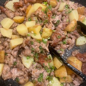kkkの作ってみた!投稿(ワンパン10分！【豚こま肉とじゃがいものガリバタ醤油炒め】)