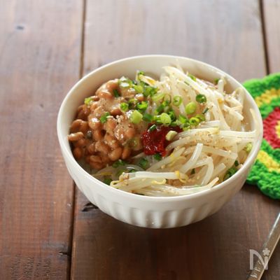 5分で小丼!納豆と簡単もやしナムルのビビンバ