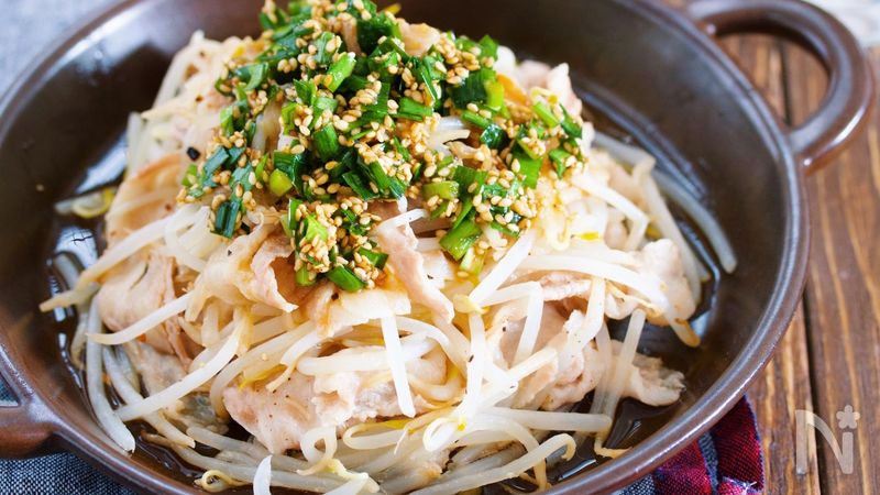 包丁いらず 豚バラもやしの重ね蒸し スタミナニラだれ By ｙｕｕ レシピサイト Nadia ナディア プロの料理家のおいしいレシピ