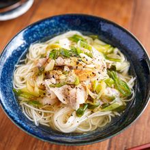【旨だし豚ネギ塩にゅうめん】ごま油香る♬︎くたくたネギ♡
