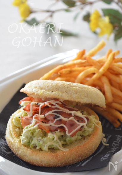 カリカリベーコンマフィン　アボカドとサワークリームで