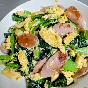 ゆみの作ってみた!投稿(小松菜と魚肉ソーセージの卵炒め)