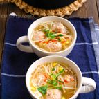 鶏団子と豆もやしとえのきの具沢山スープ