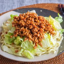 ピリ辛ひき肉とレタスの混ぜそば