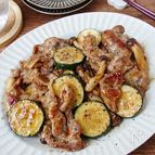 こってり美味しい！豚こまズッキーニのオイスター炒め