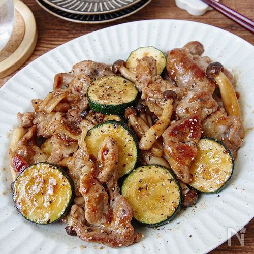 こってり美味しい！豚こまズッキーニのオイスター炒め