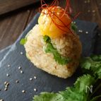 冷凍卵とパクチーのおにぎり